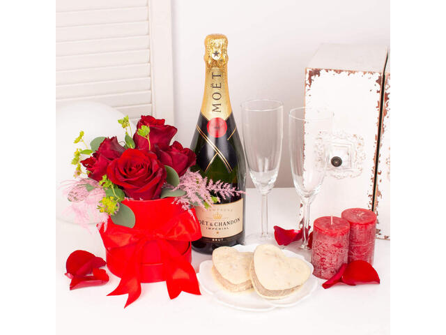 Cadou dulce cu Prosecco, trandafiri rosii si prajituri in forma de inima