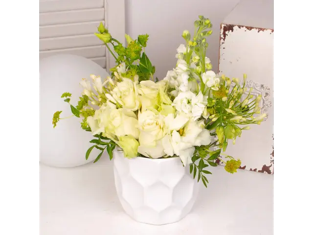 Aranjament in vas alb cu mathiola, lalele si trandafiri