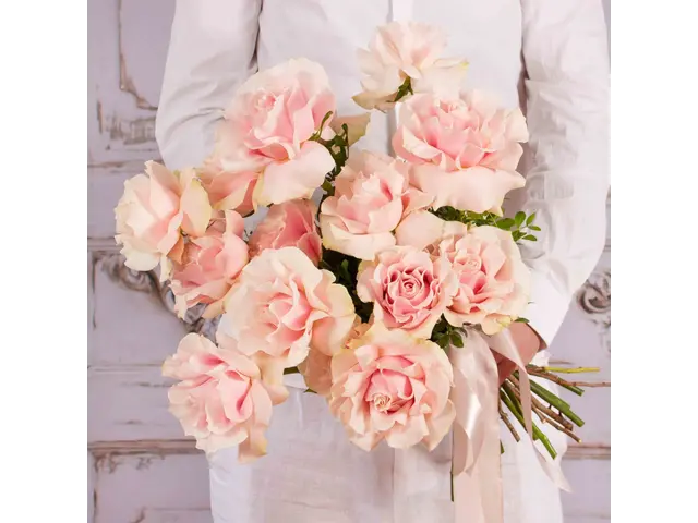 Buchet cu 15 trandafiri roz pal