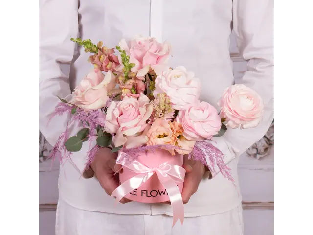 Cutie cu ranunculus si trandafiri roz