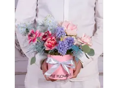 Aranjament in cutie cu zambile parfumate