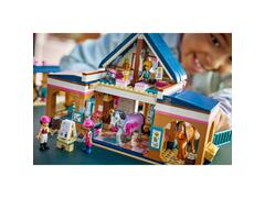 LEGO® Friends - Grajd de cai si academie de echitatie (42688)