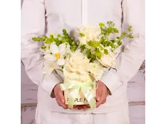 Aranjament in cutie cu trandafiri si lalele albe