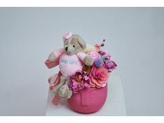 Aranjament cu urs roz si flori uscate