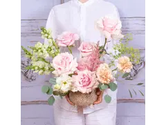 Aranjament cu trandafiri roz si garoafe peach