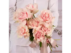 Buchet cu 7 trandafiri roz pal