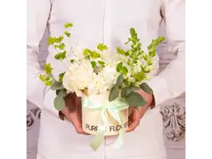 Aranjament elegant cu trandafiri si lisianthus in cutie