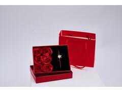 Martisor cu flori rosii