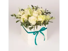 Aranjament in cutie cu 11 trandafiri albi