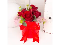 Cutie rotunda cu 5 trandafiri rosii