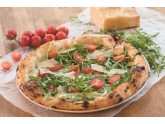 Quattro formaggi con rucola e rosii cherry