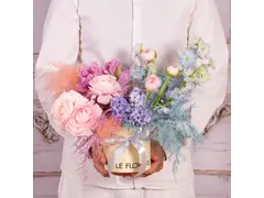 Cutie cu delphinium, ranunculus si zambile