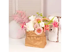 Aranjament cu trandafiri, germini si lalele