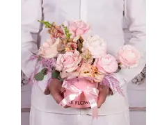 Cutie cu ranunculus si trandafiri roz