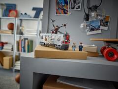 LEGO® Super Heroes - Lupta de pe acoperisul trenului dintre Omul-Paianjen si Doc Ock (76321)