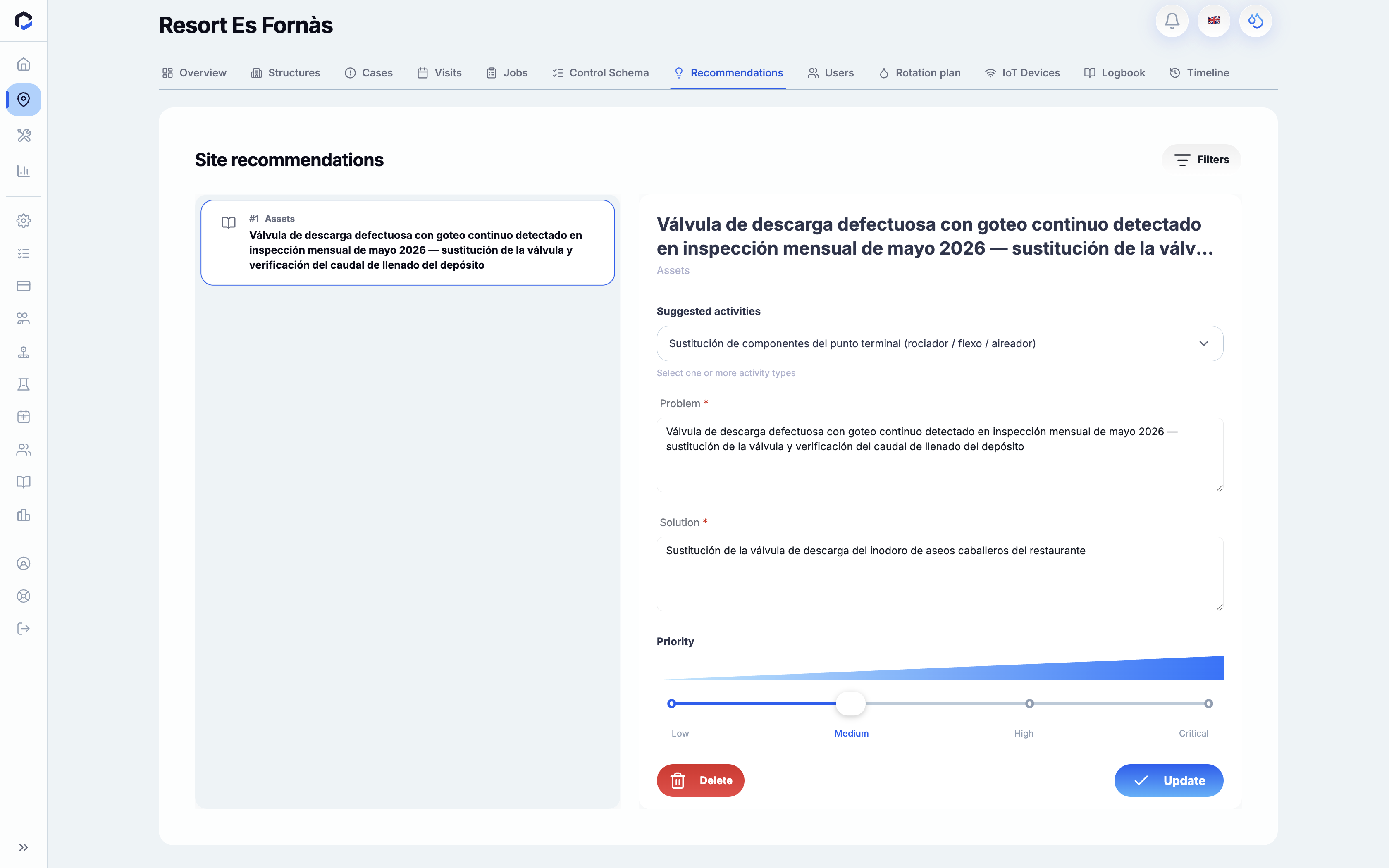 Recommendations screen for managing site issues at Resort Es Fornàs, featuring detailed problem and solution descriptions with editable priority level and options to delete or update the recommendation.