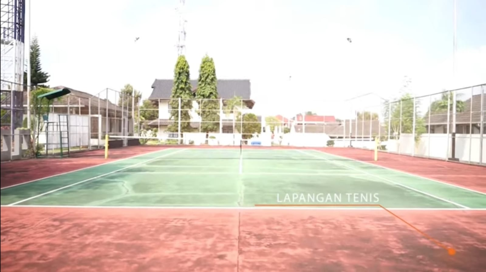 Gambaran lapangan tenis di lingkungan kampus BRI Yogyakarta, dimana Astana Veda berada