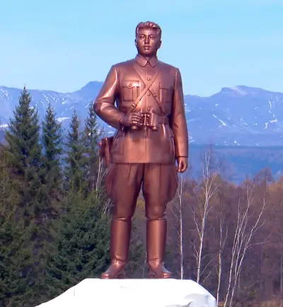 Supreme Explorer Statue