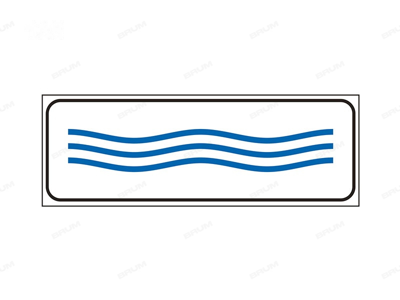 Il pannello integrativo raffigurato indica una strada che in caso di forte pioggia si può allagare (135)