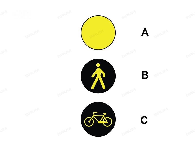 La luce gialla lampeggiante, del tipo B o C in figura, è affiancata al semaforo veicolare