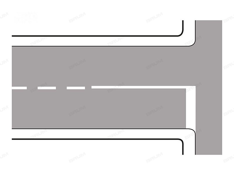 La striscia bianca trasversale in figura può essere abbinata ad un incrocio regolato da semaforo