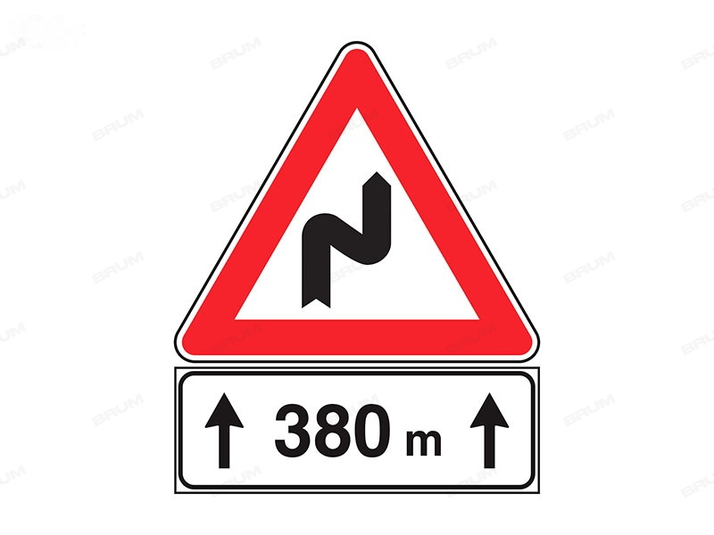 Il segnale raffigurato indica la lunghezza di un tratto stradale con curve pericolose in successione  (907)