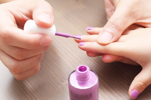 Beauté d'ailleurs - Route de Caen : Pose de vernis jolie mimi