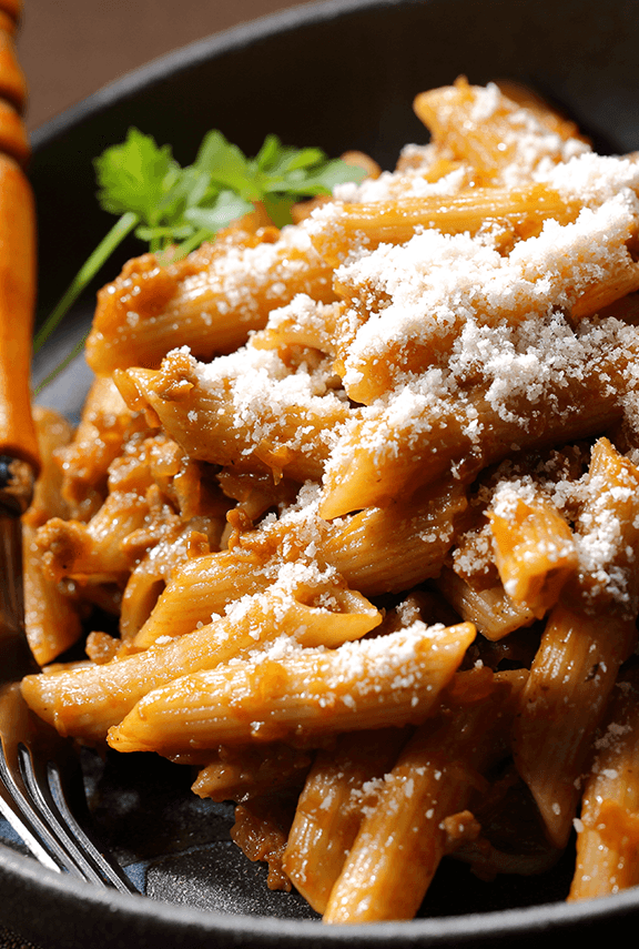 Jueves Barilla - Penne Rigate trigo entero Barilla® en salsa genovesa,  chamorro de res con cebolla orgánica y queso parmesano.