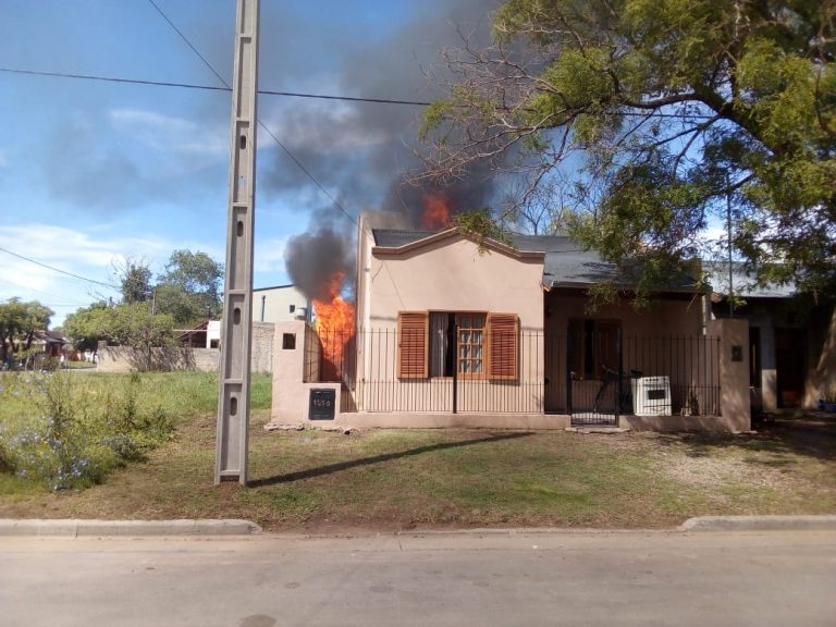 Pudo haber sido una catástrofe: en el depósito que se prendió fuego había 30 garrafas y 9 tubos de gas