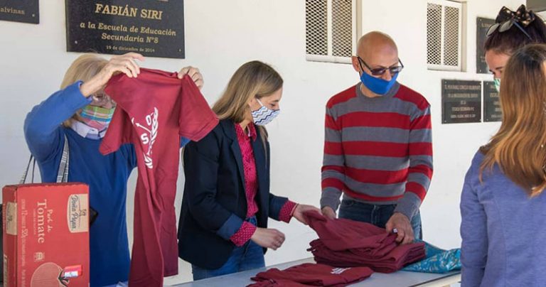 El Frente de Todos donó camisetas a egresados de la Escuela 8