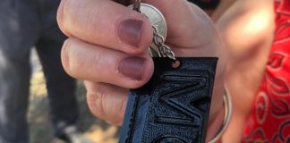 El Taller Protegido “Rayito de Luz” confeccionó llaveros en 3D para las nuevas viviendas de Coronel Charlone