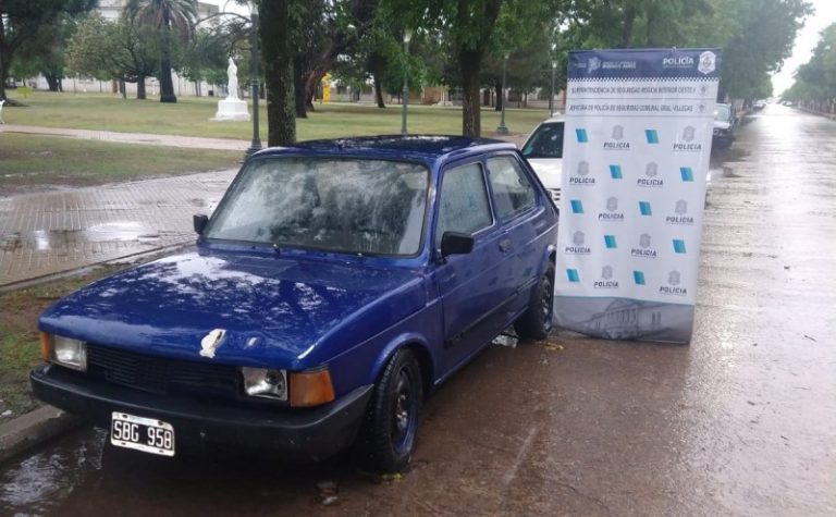 Robaron un vehículo, sustrajeron elementos de valor y lo abandonaron