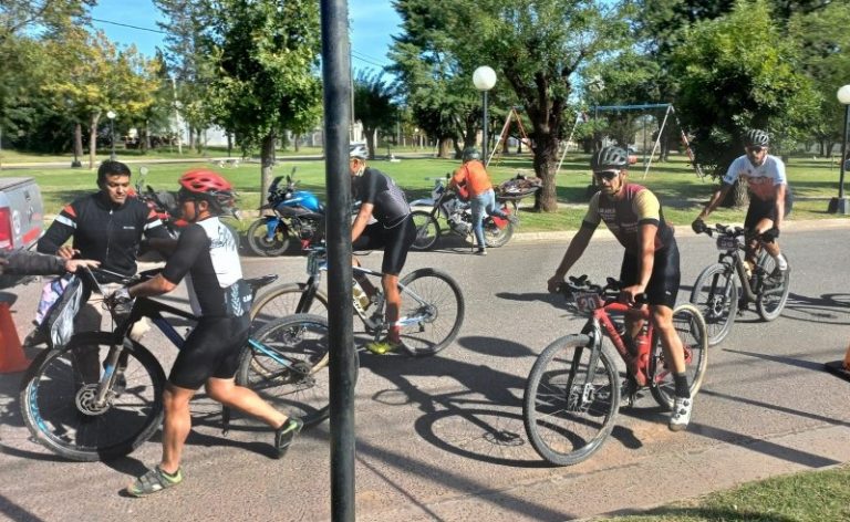 Rural bike: Arrancó la «Vuelta al Partido», Geltgenlichter y Viano punteros en la competencia