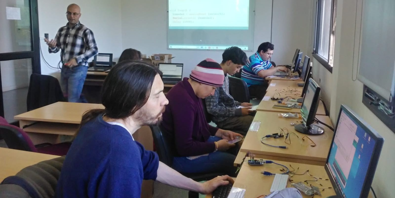 «Programá en Arduino», entre lo virtual y lo presencial