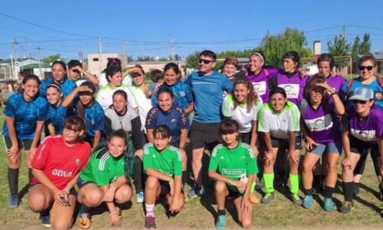 «El Pueblo Primero» cerca del fútbol femenino