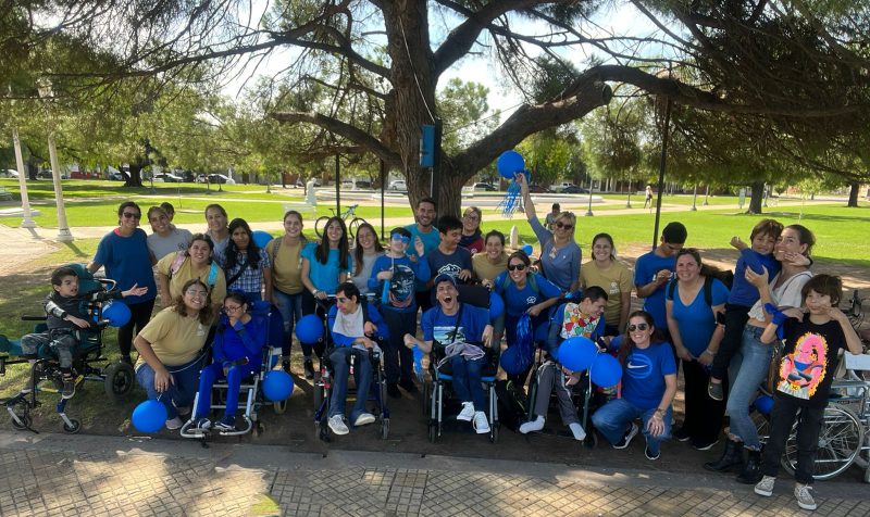 Un ruido silencioso sobre ruedas, tiñó de azul la plaza principal