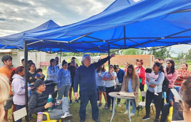 Gilberto Alegre, junto a funcionarios, hablaron con los vecinos de El Chaparral