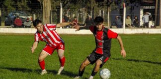 Atlético Charlone golpeó en los momentos justos y volvió a sumar de a tres