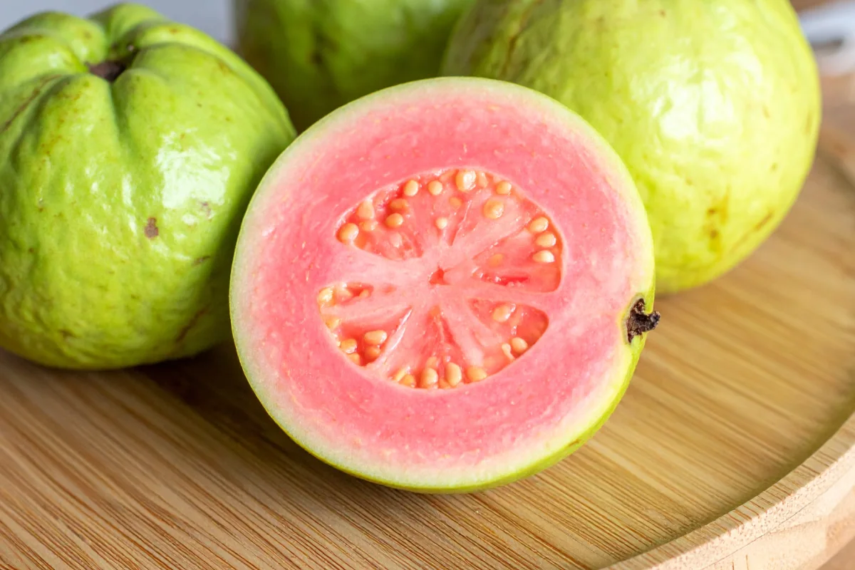 Fruta tropical de la guayaba con la carne rosada