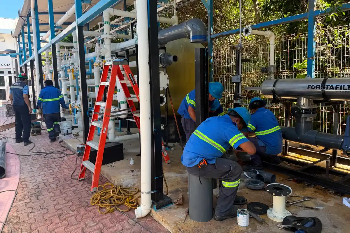Los sistemas de agua en Cancún, Puerto Morelos y Playa del Carmen son modernizados por personal especializado. Foto cortesía de Aguakan.