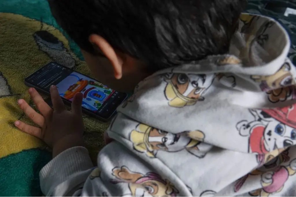 CDMX impulsa regulación del uso de celulares en las escuelas