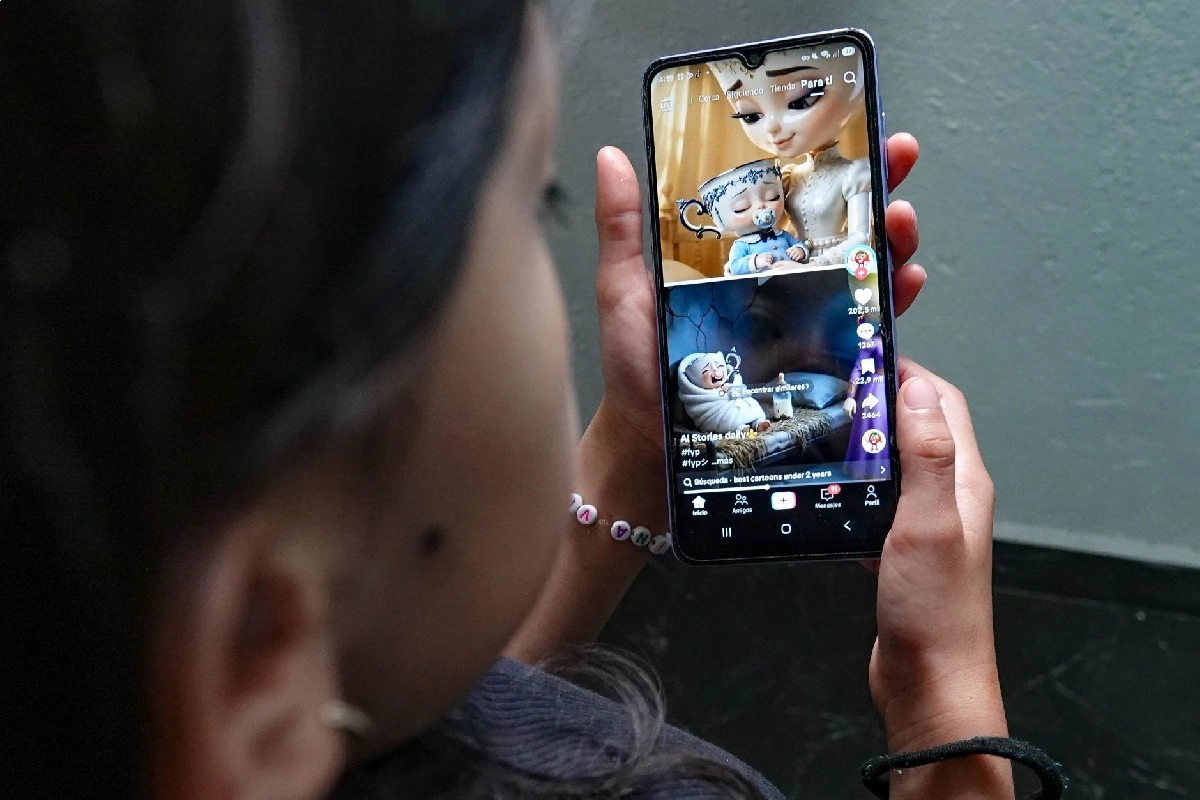 Niña viendo tiktok