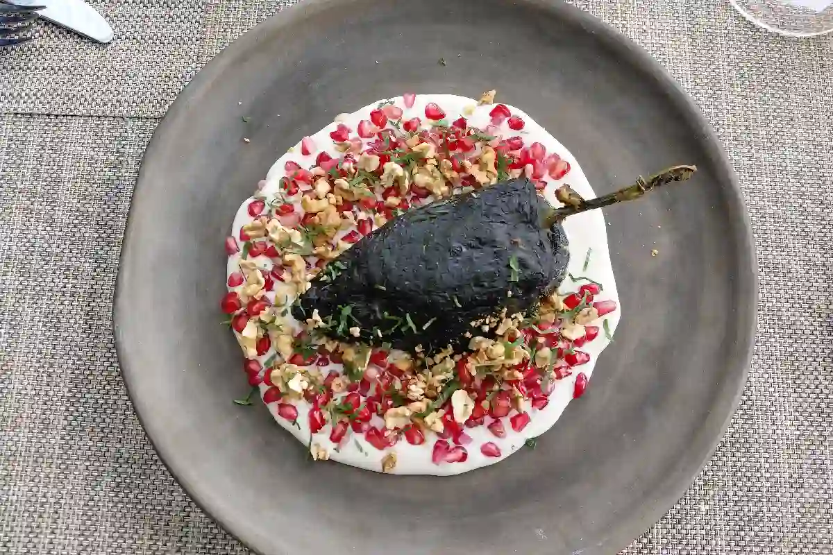 plato de barro con chile en nogada del restaurante diana