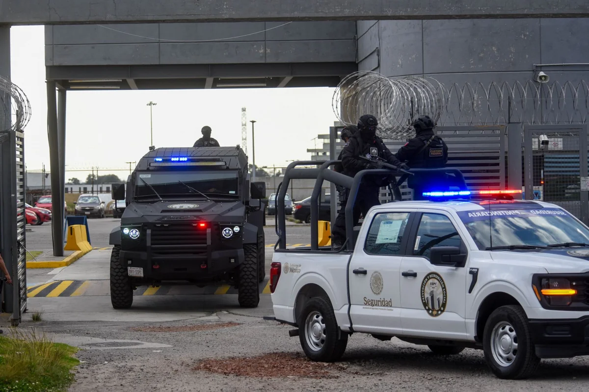 Hasta con vehículos blindados y artillados es el traslado del ex mandatario panista desde el centro del país a Baja California. Foto: Cuartoscuro.