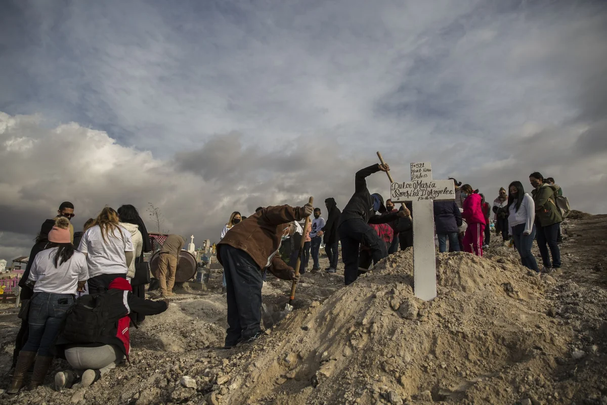 Integrantes del Colectivo Dulce María, Ningún Angelito Más Irá a la Fosa Común se coordinan para darle una sepultura a los niños que no son reclamados por sus familiares. Foto: Cuartoscuro.
