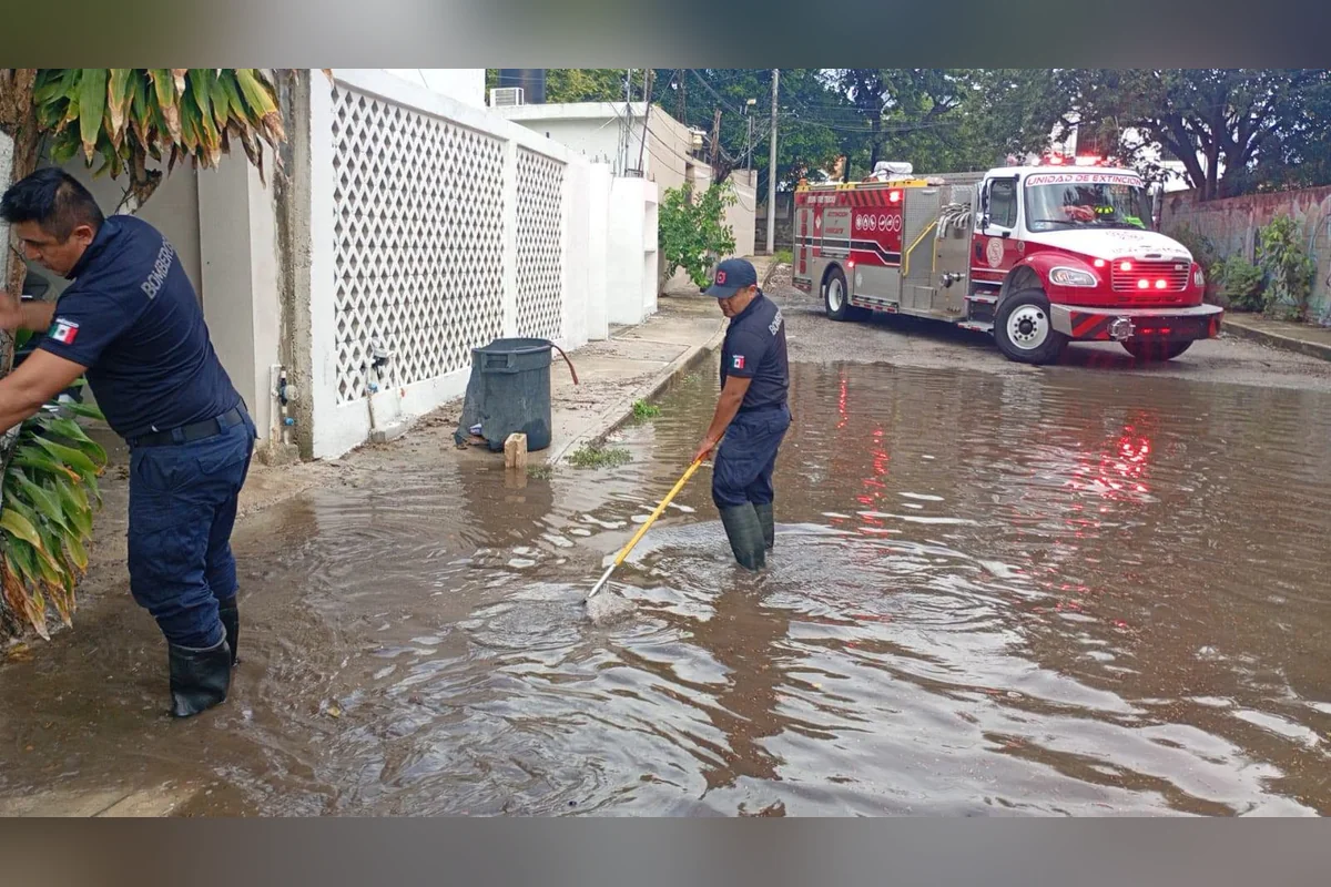 Al tiempo que ayudaban a desasolvar las calles, los bomberos estaban atentos de cualquier emergencia de la población. Foto: Haidé Serrano.