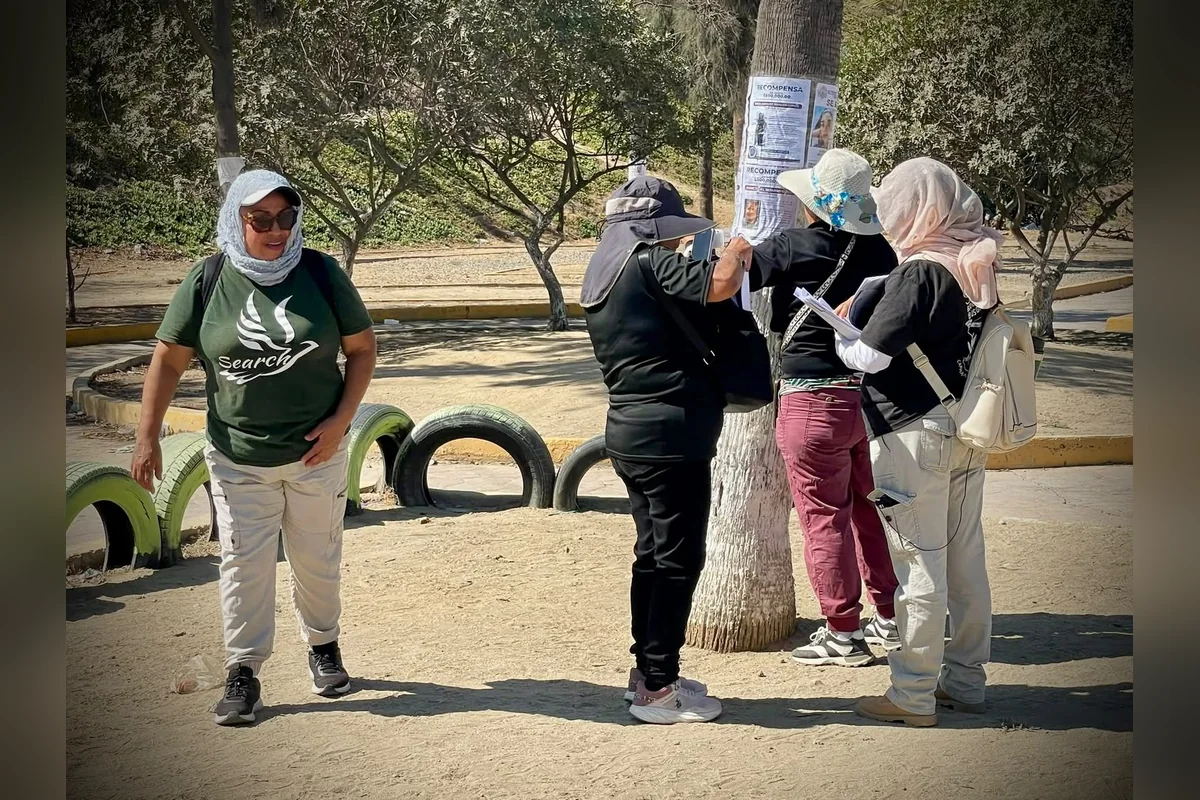 Por todo Tijuana las buscadoras de personas con viva recorren las calles pegando volantes de los ausentes. Foto: ORAR.