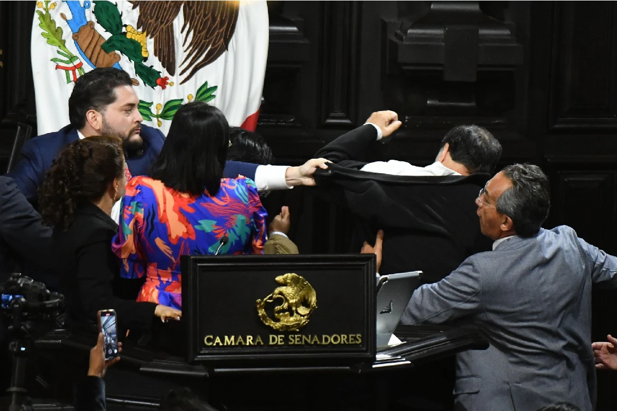 “Make Mexico Safe Again”: diputado del PRI sube a tribuna con gorra al estilo Trump