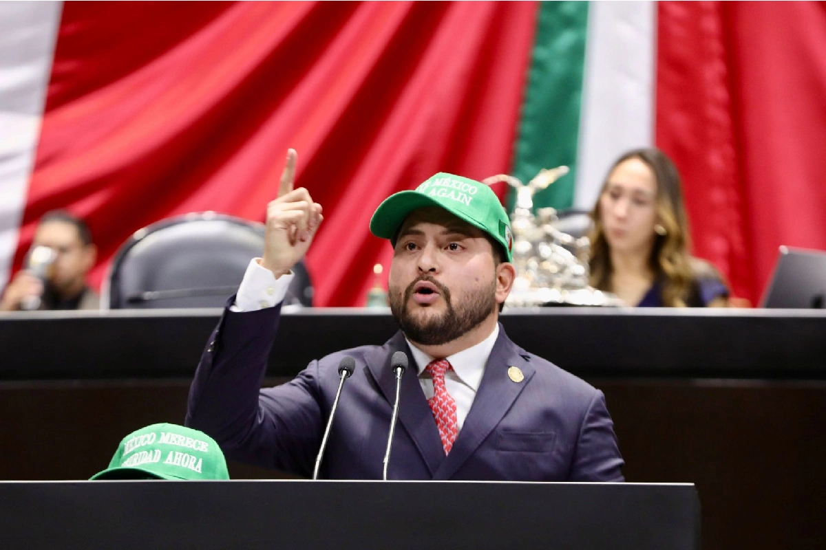 “Make Mexico Safe Again”: diputado del PRI sube a tribuna con gorra al estilo Trump