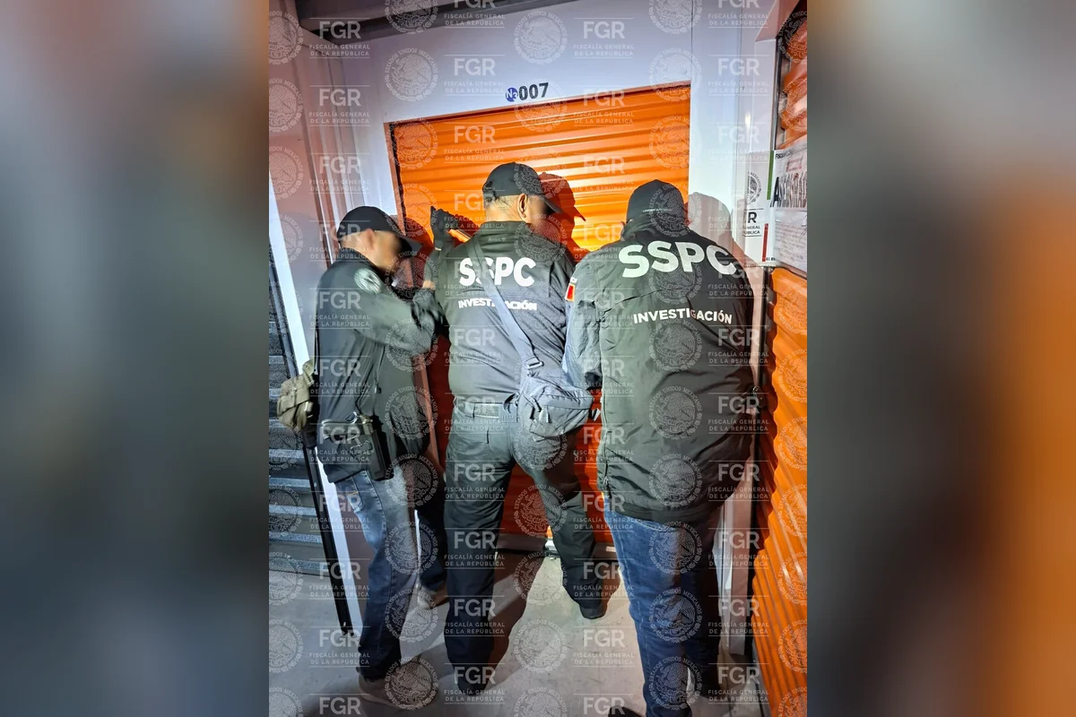 En agosto, agentes federales catearon dos bodegas en la Ciudad de México, en las que supuestamente había evidencias. Foto: FGR.